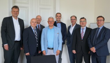 v.l.n.r. Karl Köll, Präsident LSF; Matthias Marterstock, Referatsleiter LSF; Michél Zurbrügg, Referatsleiter LSF; Hans-Joachim Kraatz, Präsident Steuerberaterverband Sachsen e.V.; Dirk Rose, Präsident Steuerberaterkammer Sachsen; Udo Stiwi, Abteilungsleiter LSF, Andreas Hillner, Geschäftsführer Steuerberaterkammer Sachsen; Markus Hilbert, Geschäftsführer Steuerberaterverband Sachsen e.V.