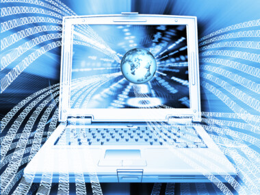 binarcode-mit-globus-auf-laptop-computer (1) @kjpargeter www.freepik.com