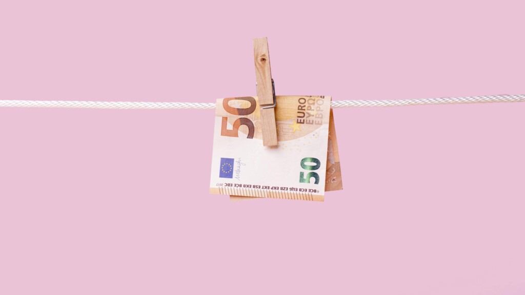 vorderansicht-von-banknoten-die-von-kleidungsstift-am-seil-gehalten-werden