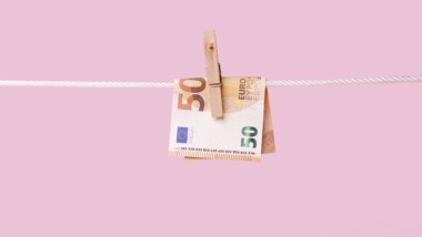 vorderansicht-von-banknoten-die-von-kleidungsstift-am-seil-gehalten-werden